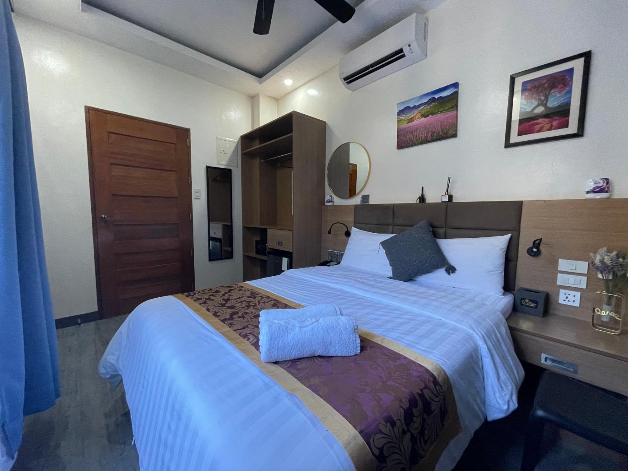 Casa Marco Suites Puerto Galera Powered By Cocotel Exterior photo