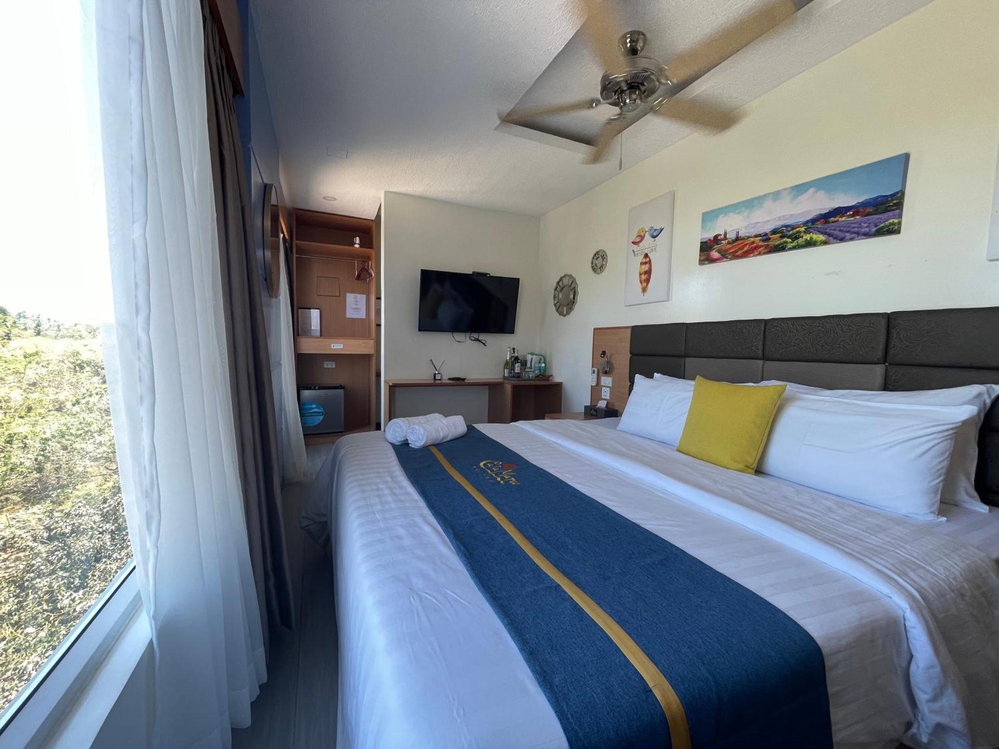 Casa Marco Suites Puerto Galera Powered By Cocotel Exterior photo