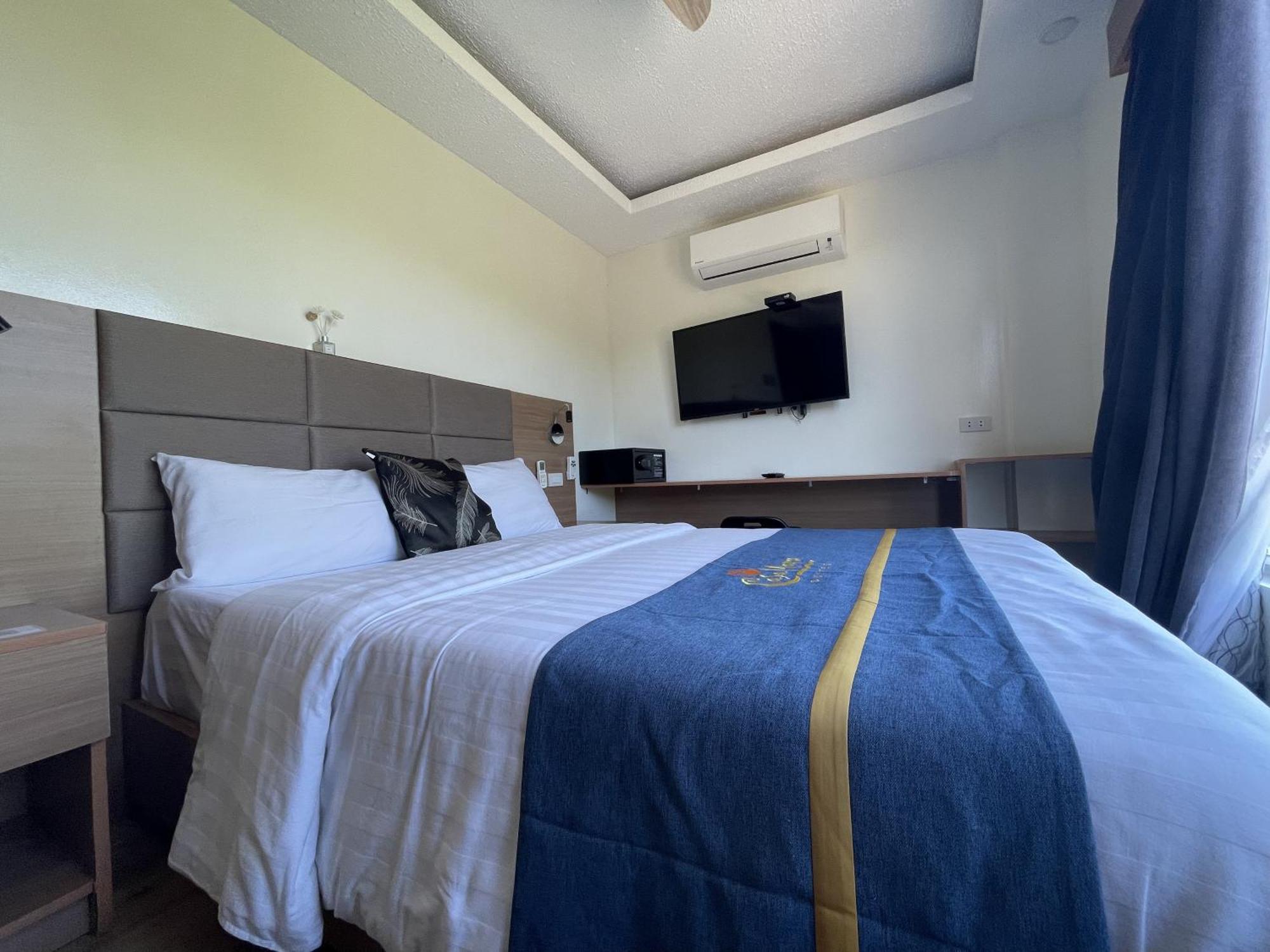 Casa Marco Suites Puerto Galera Powered By Cocotel Exterior photo