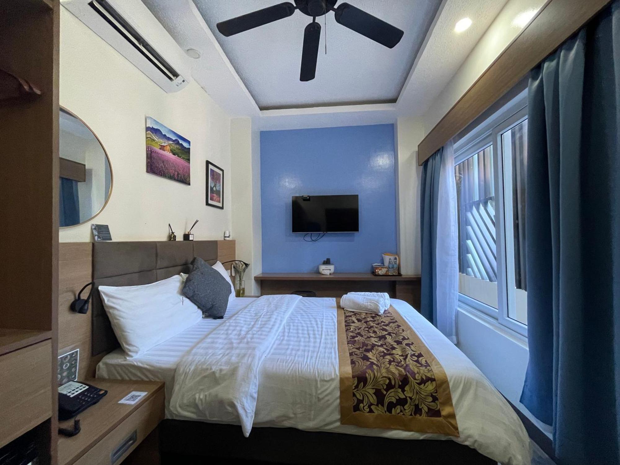 Casa Marco Suites Puerto Galera Powered By Cocotel Exterior photo