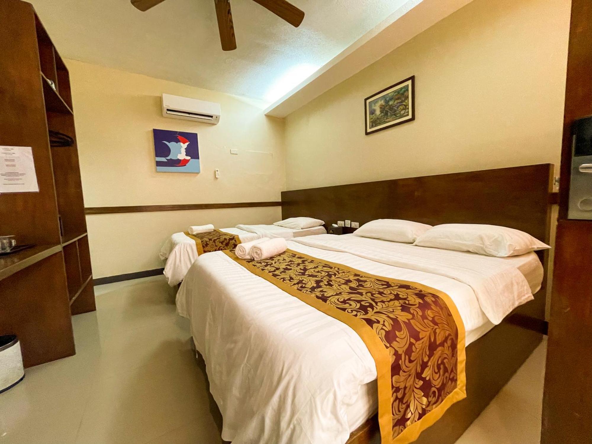 Casa Marco Suites Puerto Galera Powered By Cocotel Exterior photo