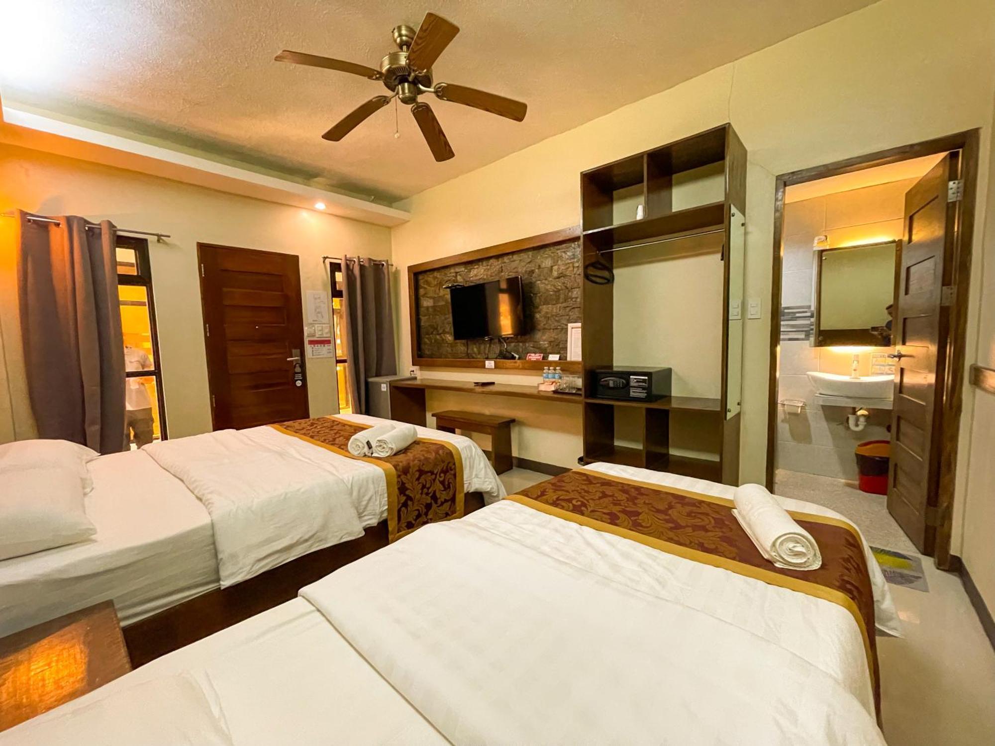 Casa Marco Suites Puerto Galera Powered By Cocotel Exterior photo