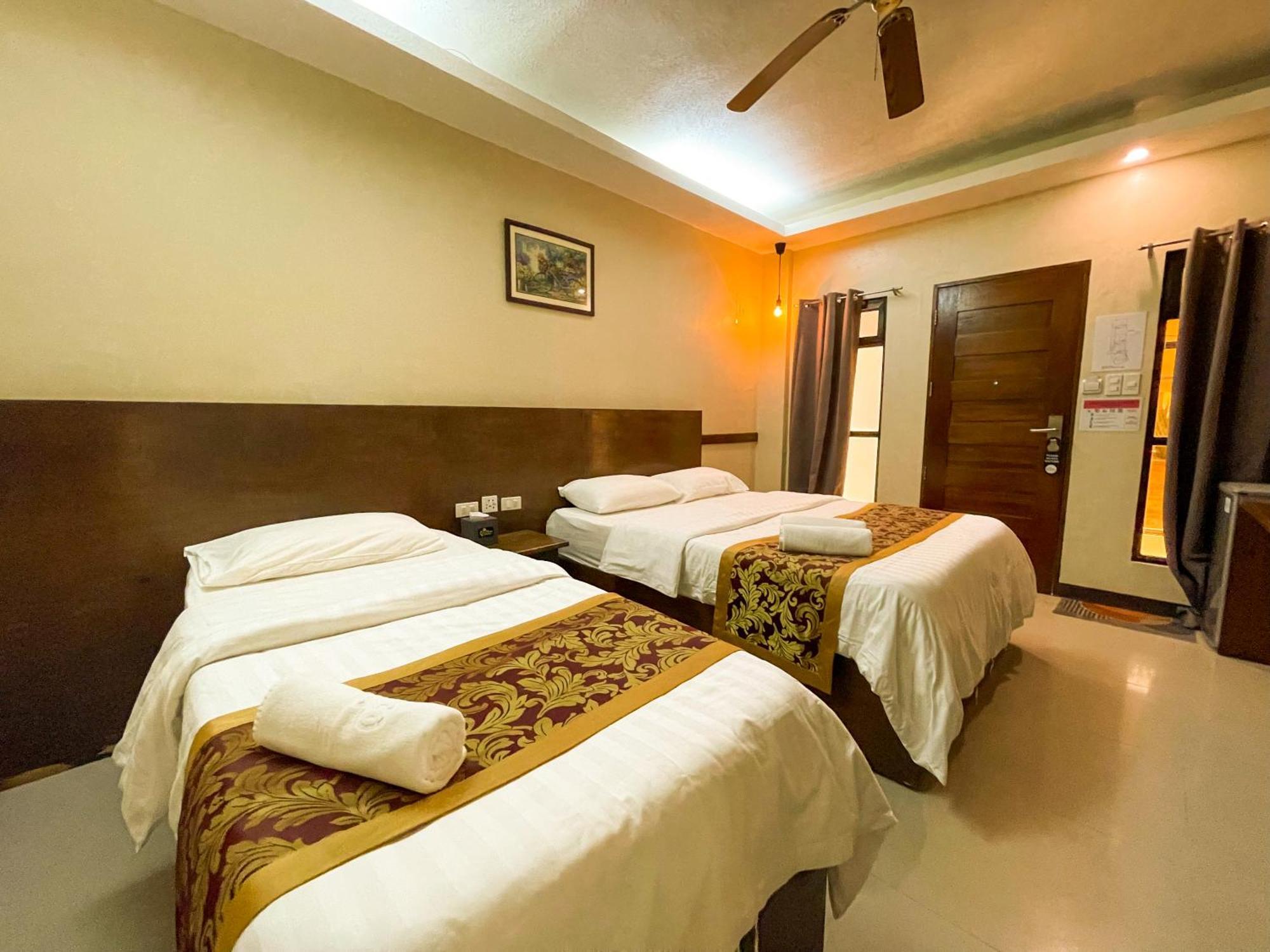Casa Marco Suites Puerto Galera Powered By Cocotel Exterior photo