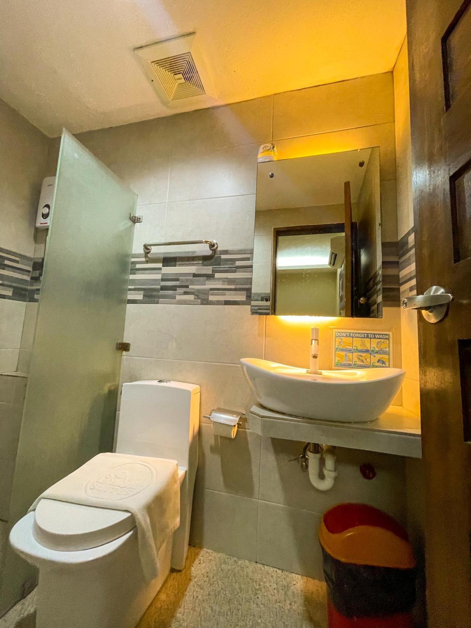 Casa Marco Suites Puerto Galera Powered By Cocotel Exterior photo